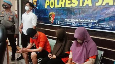 Tersangka Sudin (duduk kiri) dan tersangka TPPO lainnya  dihadirkan saat keterangan pers Polresta Jambi, 27 Desember 2021/M.  Ramond EPU