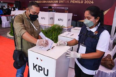 Petugas mengikuti simulasi pemungutan dan penghitungan suara Pemilu 2024 di Kantor KPU Provinsi Sumatera Utara, Medan, 15 Desember 2021. ANTARA/Fransisco Carolio