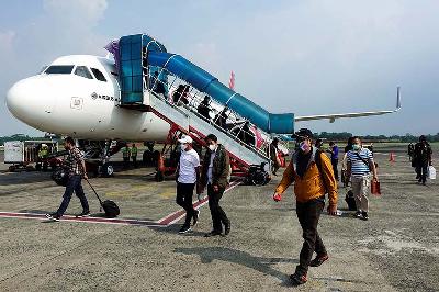 Penumpang tiba di Bandara Halim Perdanakusuma, Jakarta, 20 Oktober 2021. REUTERS/Willy Kurniawan