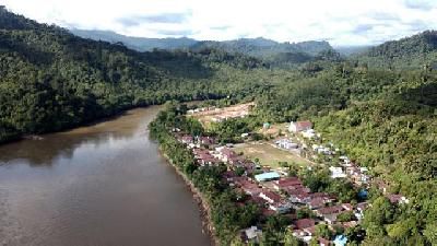 Long Lejuh village that would be submerged if the Kayan hydropower plant dam operates.
Photo: Civil Society Coalition for Renewable Energy in North Kalimantan
