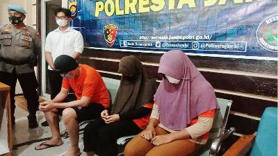 Suspect Sudin (seated, left) and other suspects in the crime of human trafficking during a press statement by the Jambi Police, December 27, 2021.
M. Ramond EPU
