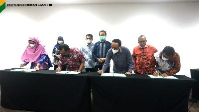 
Penandatanganan pernyataan bersama komitmen antara LPH LPPOM MUI, LPH Sucofindo, LPH Surveyor Indonesia dan BPJPH tentang Integrasi Sistem LPH dengan Sistem Sihalal BPJPH, Kamis, 20 Januari 2022.