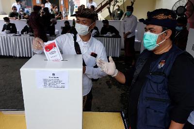 Pemilih mengikuti simulasi pemungutan dan penghitungan suara dalam persiapan penyelenggaraan Pemilu serentak 2024 di Kantor KPU Provinsi Bali, Denpasar, Bali, 2 Desember 2021. ANTARA/Nyoman Hendra Wibowo
