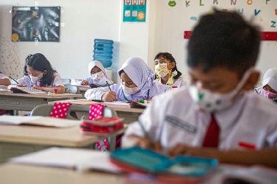 Pembelajaran tatap muka (PTM) di SDN 01 Pondok Bambu, Jakarta, 13 Januari 2022. TEMPO/Muhammad Hidayat