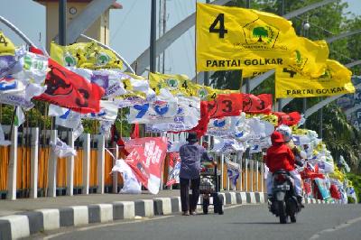 Sejumlah bendera partai politik nasional dipasang di jembatan Pantee Pirak, Kota Banda Aceh, Maret 2019. ANTARA/Ampelsa