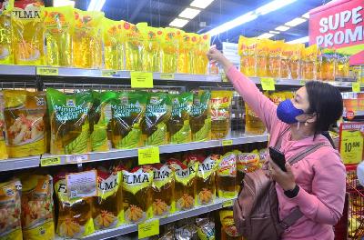 Warga membeli minyak goreng kemasan di salah satu pusat perbelanjaan di Kudus, Jawa Tengah, 19 Januari 2022. ANTARA/Yusuf Nugroho