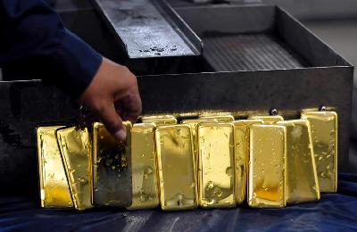 Proses pembuatan emas batang 1 kilogram di Jakarta. TEMPO/Tony Hartawan
