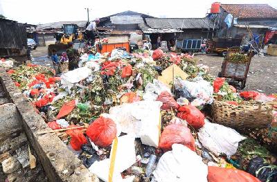 Tumpukan sampah di Pasar Kemiri Muka, Depok, Jawa Barat, 26 Januari 2022. TEMPO/Subekti.