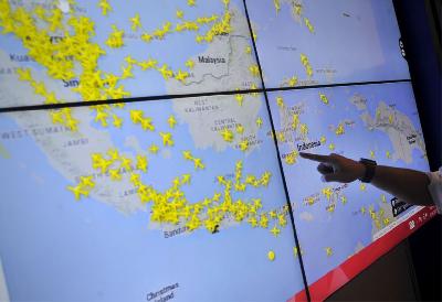 Wilayah lalu linta udara Indonesia yang berbatasan dengan Singapura dan Malaysia dengan aplikasi flight radar 24 milik Airnav Indonesia di Jakarta, 2015. ANTARA/Yudhi Mahatma