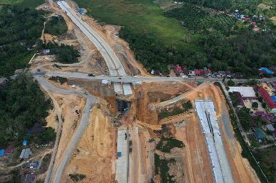 Pembangunan jalan Tol Balikpapan-Samarinda untuk menunjang proyek ibu kota negara baru di Kutai Kartanegara, Kalimantan Timur, 28 Agustus 2019. ANTARA/Akbar Nugroho Gumay