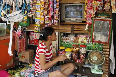 Warga menonton televisi (TV) di  Pejompongan, Tanah Abang, Jakarta. TEMPO/Subekti