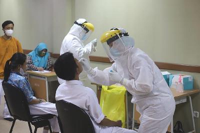 Siswa mengikuti tes usap Covid-19 setelah penemuan 19 siswa yang positif di SMAN 4 Jakarta, 20 Januari 2022. TEMPO/Muhammad Hidayat
