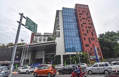 Pengendara melintas dekat bangunan salah satu hotel berbintang di Kota Mataram, Nusa Tenggara Barat, 17 Januari 2022. ANTARA/Ahmad Subaidi