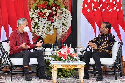 Presiden Joko Widodo (kanan) dan Perdana Menteri Singapura Lee Hsien Loong di The Sanchaya Resort Bintan, Kabupaten Bintan, Kepulauan Riau, 25 Januari 2022. ANTARA/HO/Setpres/Agus Suparto