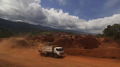 Truk mengangkut ore nikel di lokasi tambang PT Oti Eya Abadi, Morowali, Sulawesi Tengah,  20 Desember 2021. TEMPO/Erwan Hermawan