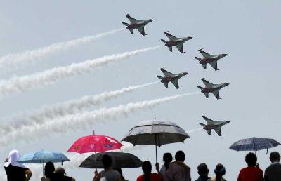 Tim aerobatik Angkatan Udara Republik Singapura saat pertunjukan udara di Singapura. REUTERS/Edgar Su