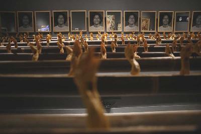 Instalasi seni dari S. Teddy D. berjudul "Paduan Suara Yang Tidak Bisa Berkata Tidak" di Galeri Nasional, Jakarta, 28 Januari 2022. TEMPO/Muhammad Hidayat