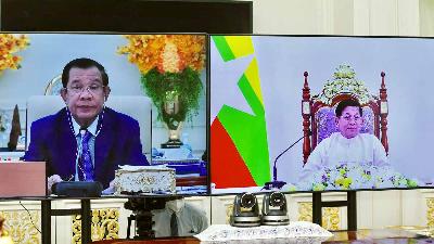 Perdana Menteri Kamboja Hun Sen dan Panglima Angkatan Bersenjata Myanmar, Jenderal Senior Min Aung Hlaing menghadiri panggilan video di Peace Palace di Phnom Penh, Kamboja, 26 Januari 2022. CAMBODIA GOVERNMENT HOUSE/Handout via REUTERS