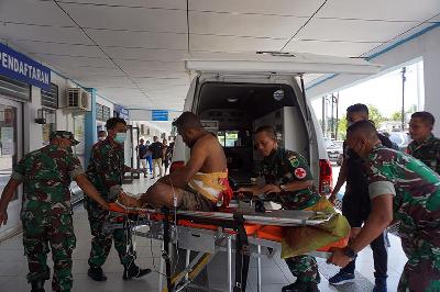 Prajurit TNI korban kontak senjata dengan Kelompok Kriminal Bersenjata (KKB) tiba di Instalasi Gawat Darurat (IGD) RSAL dr. Oetojo Kota Sorong, Papua Barat, 20 Januari 2022. ANTARA/Olha Mulalinda
