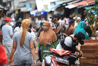 Warga beraktivitas tanpa menerapkan protokol kesehatan di Pasar Gembrong, Jakarta, 20 Januari 2022. TEMPO/Subekti