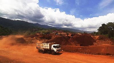 A truck transports nickel ore at the Oti Eya Abadi mine site, Morowali, Central Sulawesi, December 20, 2021. TEMPO/Erwan Hermawan