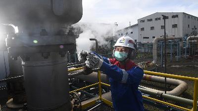 A worker checks the installation at the Kamojang Geothermal Power Plant, Garut, West Java, Wednesday, September  8, 2021. ANTARA PHOTO/Indrianto Eko Suwarso