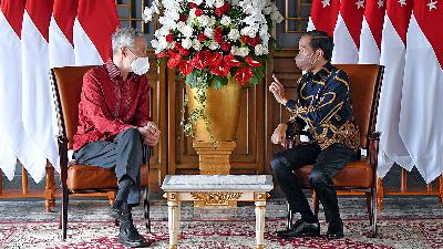 President Joko Widodo (right) in discussion with Singapore Prime Minister Lee Hsien Loong at The Sanchaya Resort Bintan, Bintan Regency, Riau Islands, Tuesday, January 25, 2022. ANTARA PHOTO/HO/Presidential Secretariat/Agus Suparto
