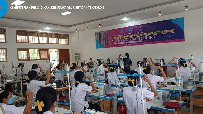 Kegiatan belajar mengajar di SMK Negeri 2 Singaraja.