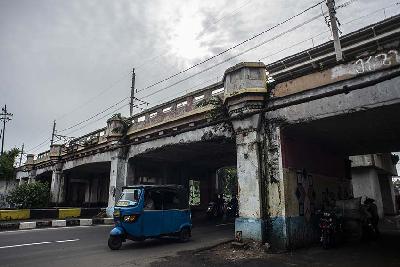 Kendaraan melintas di bawah jembatan KA Matraman yang menjadi salah satu objek di Ibu Kota yang ditetapkan Pemerintah Provinsi DKI Jakarta sebagai cagar budaya di Jakarta, 13 Januari 2022. ANTARA/Aprillio Akbar