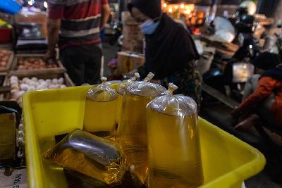Penjualan minyak goreng kemasan di pasar Tebet, Jakarta 6 Januari 2022. Tempo/Tony Hartawan