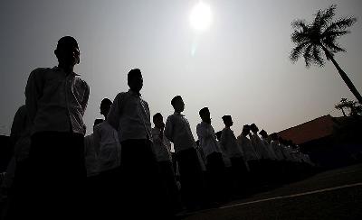 Sejumlah santri mengikuti upacara di Pasuruan, Jawa Timur. ANTARA/Moch Asim