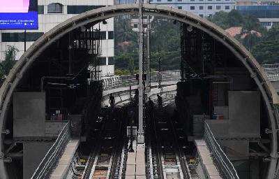 Pekerja menyelesaikan pembangunan stasiun LRT Jabodebek di Kuningan, Jakarta, 12 Januari 2022. ANTARA/Akbar Nugroho Gumay