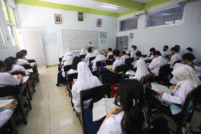 Aktivitas Pembelajaran Tatap Muka di SMP PGRI 9, Cipayung, Jakarta, 21 Januari 2022. TEMPO/Subekti