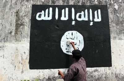Warga bekerja bakti menghapus mural bergambar bendera Islamic State of Iraq and Syiria (ISIS) di Solo, Jawa Tengah, 2014. Dokumentasi TEMPO/Ahmad Rafiq