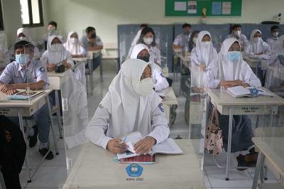 Sejumlah siswa mengikuti pelaksanaan pembelajaran tatap muka di SMA Negeri 1 Bekasi, Jawa Barat, 17 Januari 2022. Tempo/Hilman Fathurrahman W