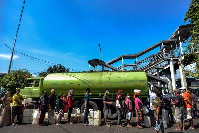 Antre membeli minyak goreng di Pasar Kramat Jati, Jakarta, 3 Februari 2022. Tempo/Tony Hartawan