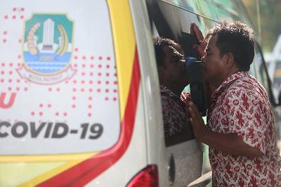 Supir bus saat melakulan tes swab antigen gratis di Terminal Kota Bekasi, Jawa Barat, 3 Februari 2022. Tempo/Hilman Fathurrahman W