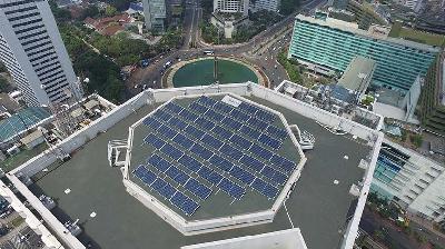 Pembangkit Listrik Tenaga Surya (PLTS) atap Xurya di Plaza Indonesia. Dok. Xurya