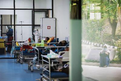 Pasien dengan indikasi gejala Covid-19 menunggu hasil pemeriksaan di ruangan IGD, RSUD Depok, Jawa Barat, 4 Februari 2022. TEMPO/M Taufan Rengganis