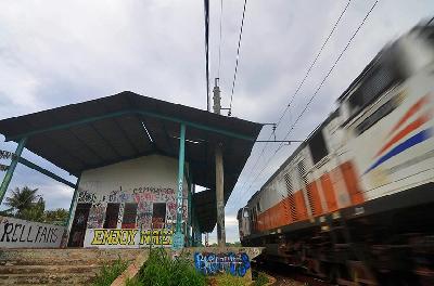 Kereta melintas di Stasiun Pondok Rajeg, Cibinong, Bogor, Jawa Barat, 4 Februari 2022. TEMPO/Ade Ridwan