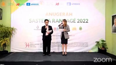 Penganugerahan Sastra Rancage 2022 yang diselenggarakan secara online dan disiarkan ulang oleh kanal Youtube Merajut Indonesia. Youtube/Merajut Indonesia