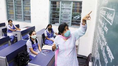 Suasana pembelajarandi dalam ruang kelas di sebuah sekolah negeri di New Delhi, India , September 2021. REUTERS/Anushree Fadnavis