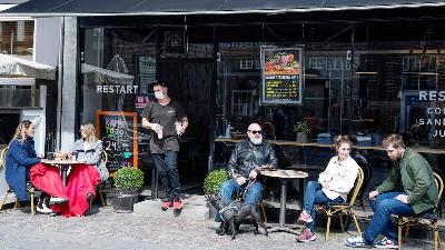 Pelayananan luar ruangan saat kafe, bar, dan restoran dibuka kembali karena pelonggaran pembatasan COVID-19 di Roskilde, Denmark, April 2021. Claus Bech/Ritzau Scanpix/via REUTERS