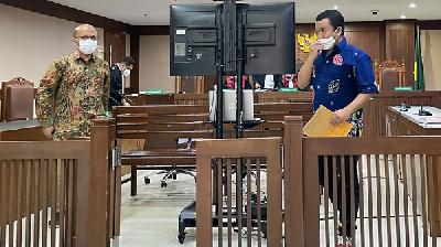 Persidangan perkara suap atau gratifikasi pengurusan pajak, dengan terdakwa Wawan Ridwan (kiri) dan Alfred Simanjuntak , di Pengadilan Tindak Pidana Korupsi Jakarta, 2 Februari 2022/TEMPO/Linda Trianita