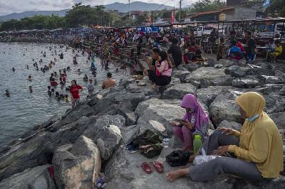 Sejumlah warga menikmati suasana di kawasan wisata Pantai Kampung Nelayan, Palu, Sulawesi Tengah, 6 Februari 2022. ANTARA/Basri Marzuki