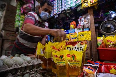 Penjualan minyak goreng kemasan di pasar Tebet, Jakarta, 6 Januari 2022. Tempo/Tony Hartawan