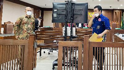 Court proceedings of a tax gratification case, with defendant Wawan Ridwan (left) and Alfred Simanjuntak (right), at the Corruption Criminal Court in Jakarta, February 2, 2022. TEMPO/Linda Trianita