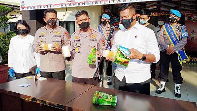 Medan Police holding a press conference showing evidence of 3 packs of salt and rock sugar packaged like crystal methamphetamine, January 31, 2022, Medan, North Sumatra. Waspada/Gito Ap