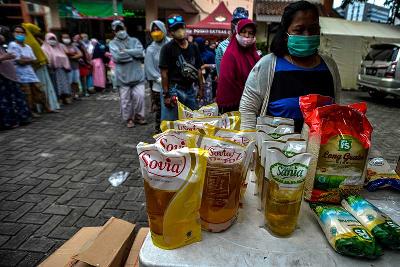 Warga membeli sembako murah salah satunya minyak goreng di Kantor Kelurahan Cililitan, Jakarta, 2 Februari 2022. Tempo/Tony Hartawan
