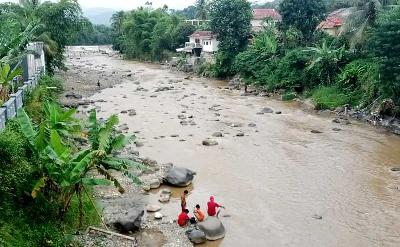Sungai Cikaniki, Nanggung, Kabupaten Bogor, 8 Februari 2022. TEMPO/M.A MURTADHO